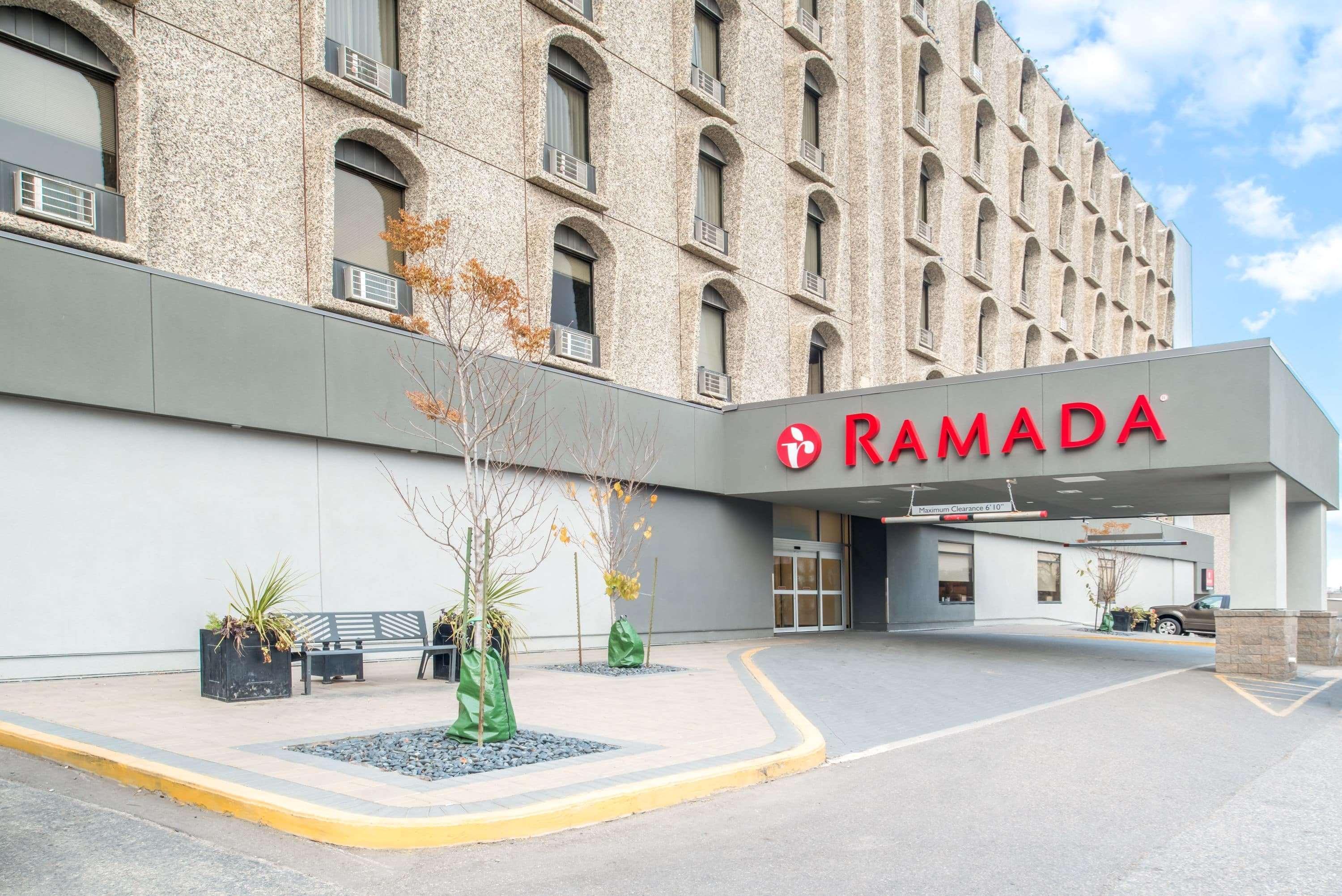 Ramada By Wyndham Saskatoon Hotel Bagian luar foto